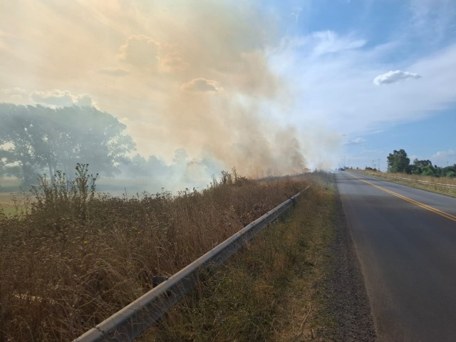 Importante incendio de pastizales provoc� un triple choque